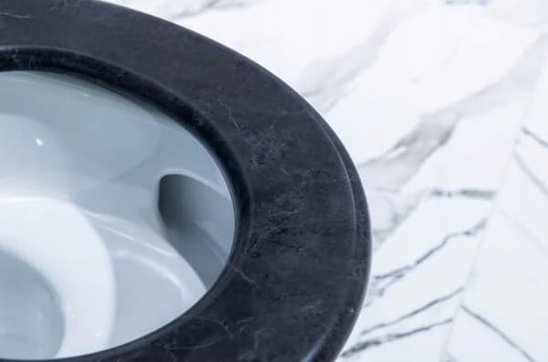 WC-istuimen pehmeästi sulkeutuva istuin, yleismalli, marmori, musta