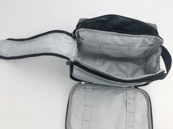 INF Rymlig Necessär med Handtag
