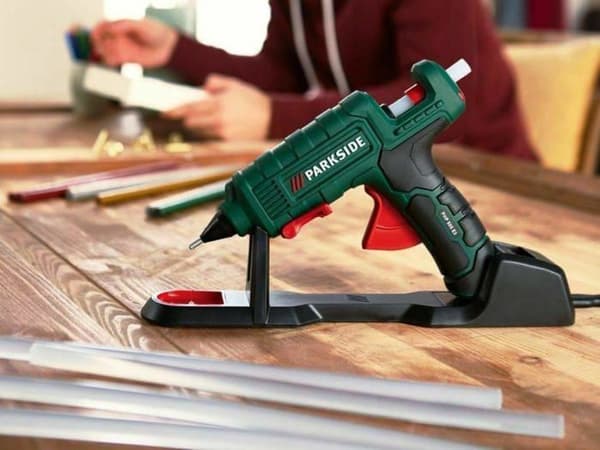 Coffret förbrukningsvara Parkside PHD 500 E3, trådlös varm limpistol, inklusive 3 limstavar på 18 cm och en verktygslåda.