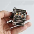 Miniatyrbild 3 av 4: Mini Turnaround Nyckelring - TEKNISK RABATT - Roterande spelkonsol - Kameraform - ABS och plast