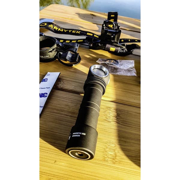 ArmyTek Wizard C2 Pro Magnet Warm LED Handlampa med magnetfäste Uppladdningsbara batteri 2500 lm 4800 h 65 g
