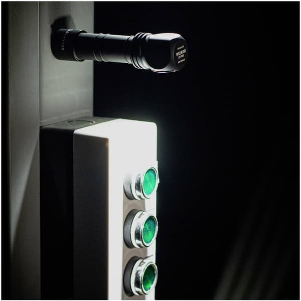 ArmyTek Wizard C2 Pro Magnet Warm LED Handlampa med magnetfäste Uppladdningsbara batteri 2500 lm 4800 h 65 g
