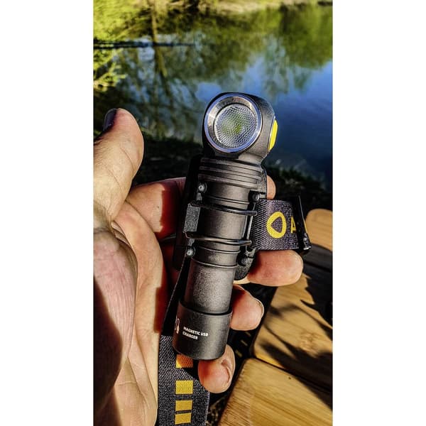 ArmyTek Wizard C2 Pro Magnet White LED Handlampa med magnetfäste Uppladdningsbara batteri 2500 lm 4800 h 65 g