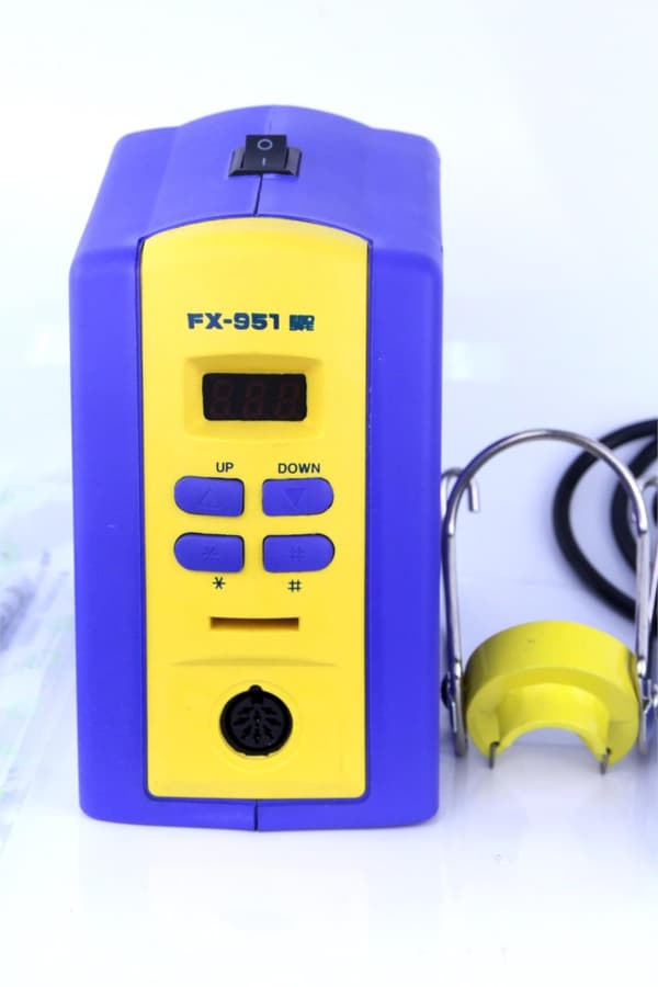 Digitaalinen termostaattinen juotosasema, 110V/220V yhteensopivuus, mukana juotostanko.