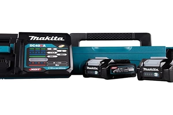 Akku Makita 191J81-6; XGT; 40 V; 2x2,5 Ah; Li-ion + Laturi + kantolaukku