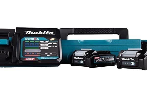 Batteri Makita 191J81-6; XGT; 40 V; 2x2,5 Ah; Li-ion + laddare + väska
