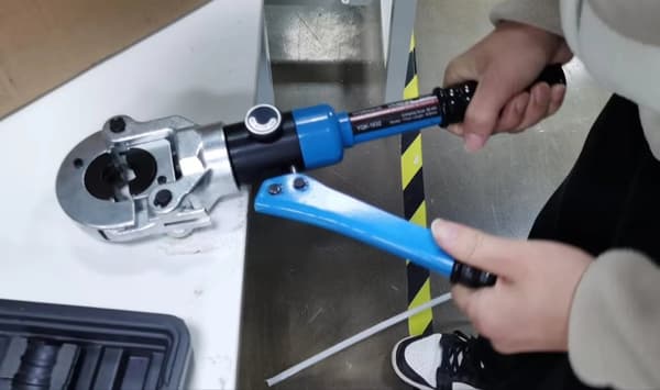 Hydrauliset putkikrimppaustangot, monipuolinen kokovalikoima, säädettävä vipuvoima,Sininen