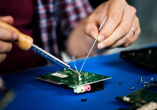 Sæt Præcisionsloddekolbe med display 90W + fletning + spidser + tin + sugepumpe + kuffert