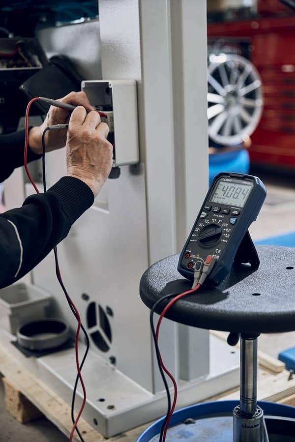 Yleismittari automaattisella ja manuaalisella mittausalueen säädöllä Limit 620