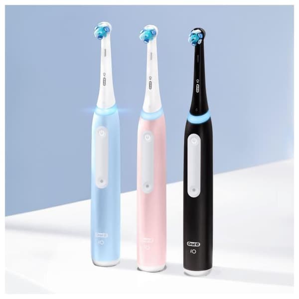 Oral-B iO 3-pack med 2, svarta och blå elektriska tandborstar, 2 borsthuvuden, 1 resväska