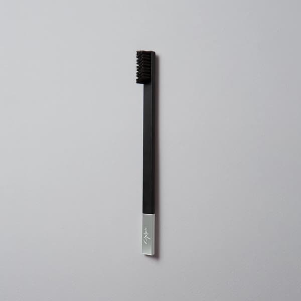 Apriori® Slim Soft tannbørste Black Silver