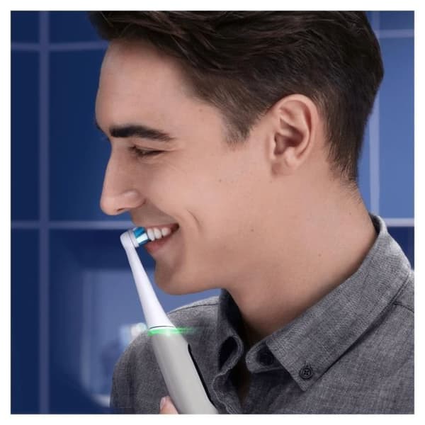 Oral-B iO 6S grå Bluetooth-ansluten elektrisk tandborste, 2 borsthuvuden, 1 resväska