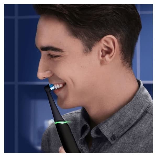 Oral-B iO 6 svart elektrisk tandborste - 3 borsthuvuden - 5 borstlägen - Integrerad timer
