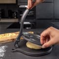 Miniatyrbild 4 av 5: Handy Tortilla Press Empanada Press tillverkad av järn i Svart - 18 cm i diameter - För formning av pasta, t.ex. plattbröd, pizzadeg, tortillas o.d.