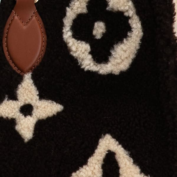 Pre-owned Louis Vuitton Monogram Giant Shearling Teddy Onthego GM Black