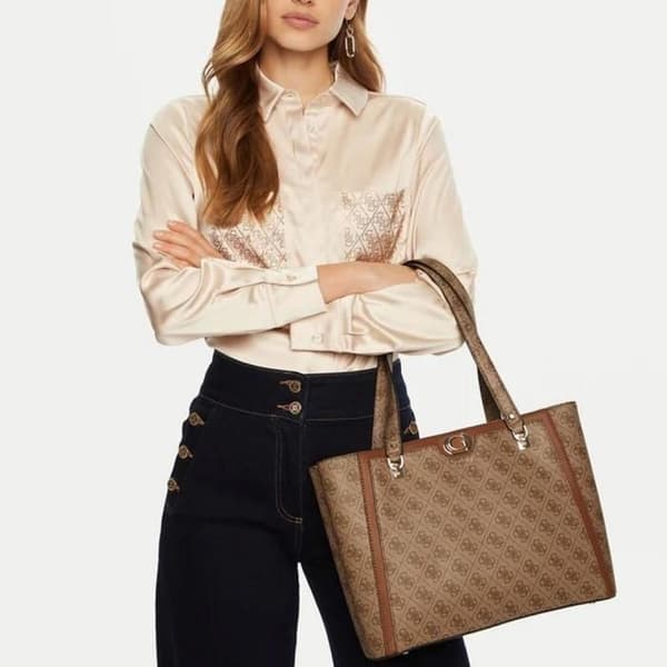 GUESS Ljusbrun axelväska för kvinnor - Orlina Logo Noel Tote Latte Logotyp / Brun 290846