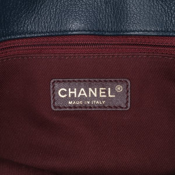 Pre-owned Chanel Paris Salzburg Patent and Goatskin CC Eyelet Tote Blue