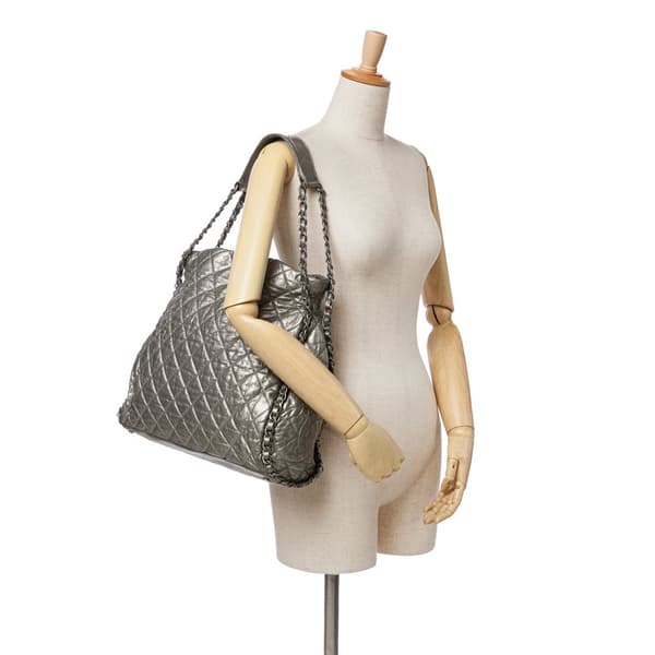 Pre-owned Chanel Large Quilted Metallic Calfskin Chain Me Hobo Silver