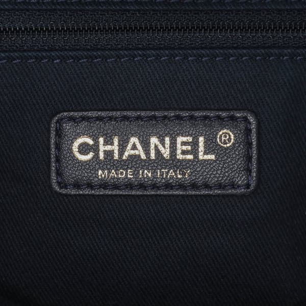 Pre-owned Chanel Medium Chevron Wrinkled Calfskin Medallion Charm Tote Blue