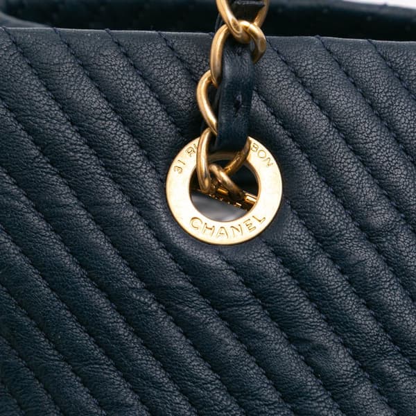 Pre-owned Chanel Medium Chevron Wrinkled Calfskin Medallion Charm Tote Blue