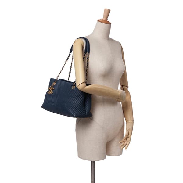 Pre-owned Chanel Medium Chevron Wrinkled Calfskin Medallion Charm Tote Blue
