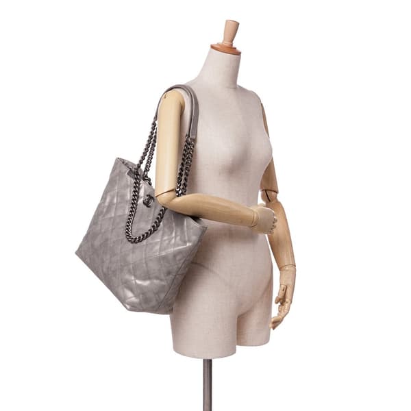 Pre-owned Chanel Quilted Iridescent Calfskin Shopping in Chains Tote Gray