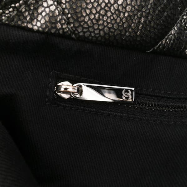 Pre-owned Chanel CC Metallic Caviar Soft Tote Gray
