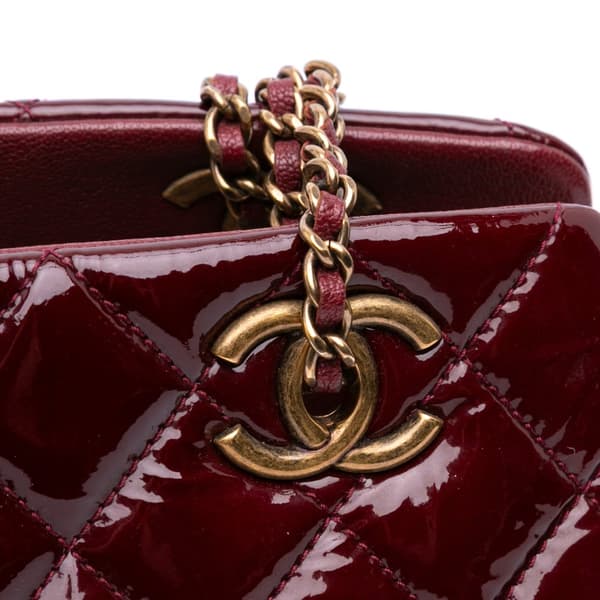 Pre-owned Chanel Paris Salzburg Small Patent and Goatskin CC Eyelet Tote Red