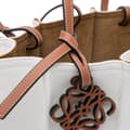 Miniatyrbild 8 av 10: Pre-owned LOEWE Paulas Ibiza Denim Shell Basket Tote White