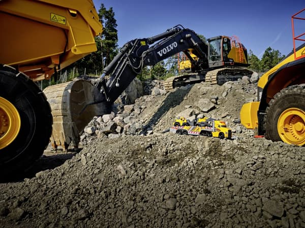Mack/Volvo Långtradare med Anläggningsfordon 70 cm  Dickie Toys