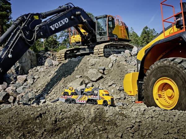 Mack/Volvo Långtradare med Anläggningsfordon 70 cm  Dickie Toys