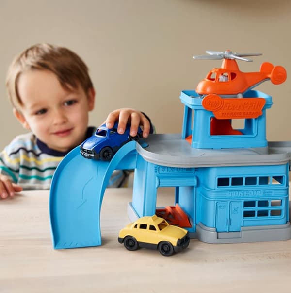 Parkeringsgarage leksak med leksaksbilar - Green Toys