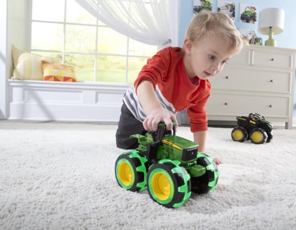 Tomy JOHN DEERE traktor med lysende hjul Monster, 46434