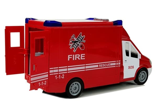 Paloauto kitkakäytöllä ja avautuvan oven äänellä