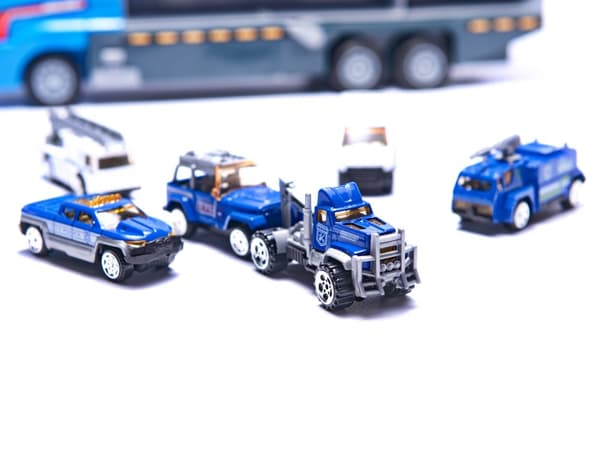 Transportör, TIR-lastbil, bärraket + polisbilar i metall