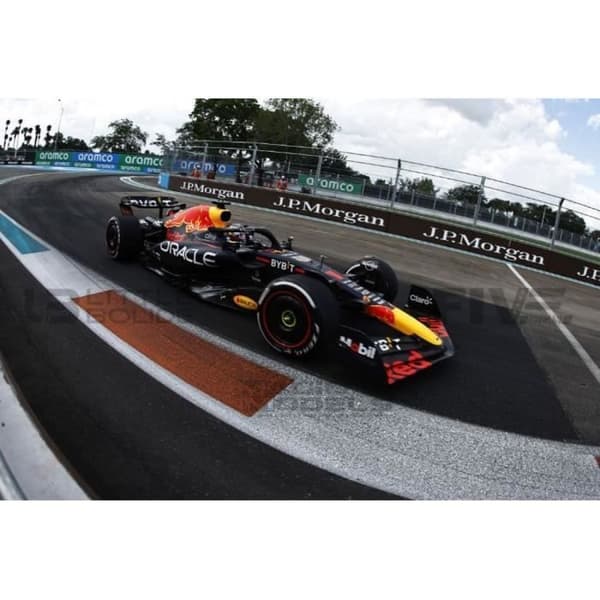Samlarbil - SPARK - RED BULL RB18 - Vinnare GP Miami 2022 - 1/43 - Flerfärgad