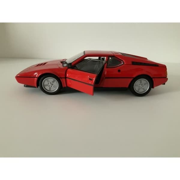 Miniatyrbil - BMW - M1 - Skala 1:24 - Röd - Öppningsbara dörrar