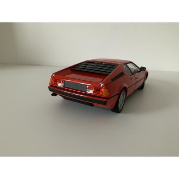 Miniatyrbil - BMW - M1 - Skala 1:24 - Röd - Öppningsbara dörrar