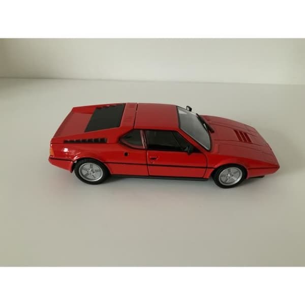 Miniatyrbil - BMW - M1 - Skala 1:24 - Röd - Öppningsbara dörrar