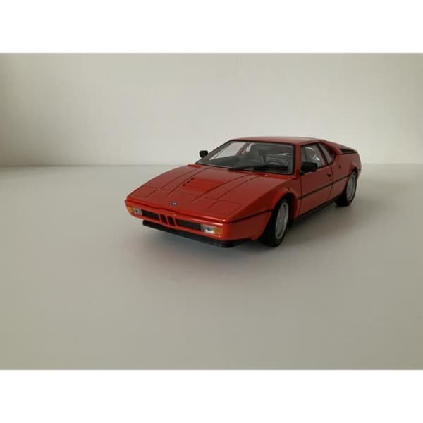 Miniatyrbil - BMW - M1 - Skala 1:24 - Röd - Öppningsbara dörrar