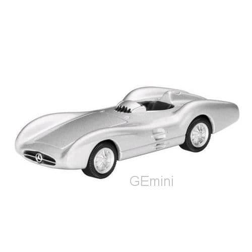 Monterade miniatyrer - Mercedes W196 R Stromlinie silver 1954 1/43 IXO