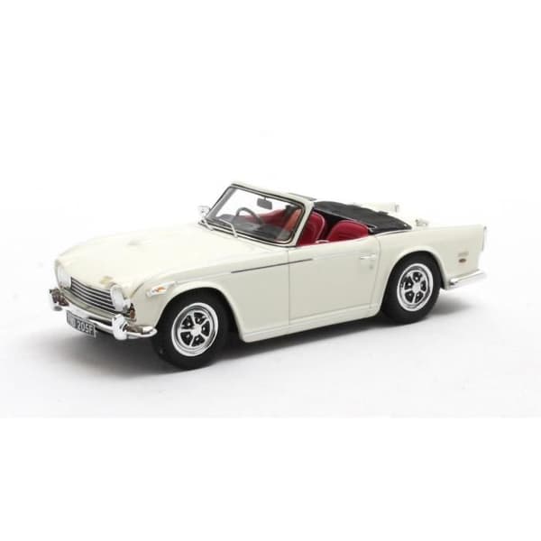 Monterade miniatyrer - Triumph TR5 p.i. vit 1967 1/43 Matrix