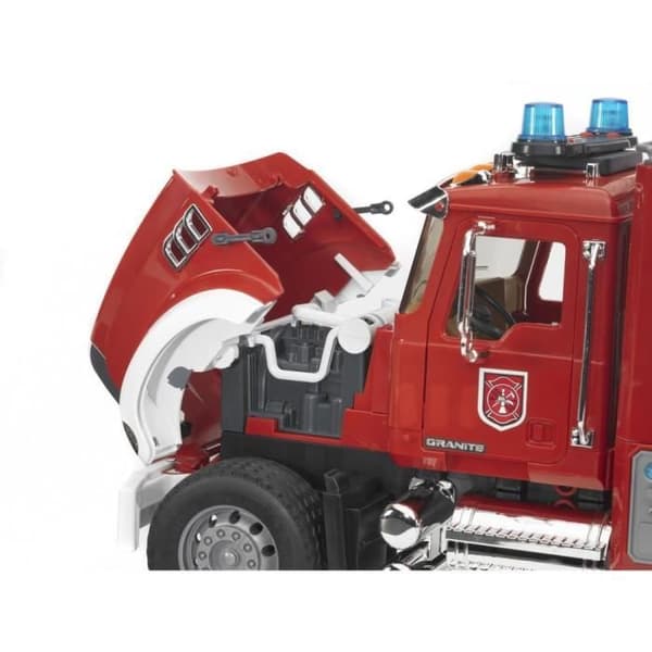 MACK Granit Brandbil med stege och vattenpump - BRUDER - Skala 1:16 - För pojkar från 3 år och uppåt