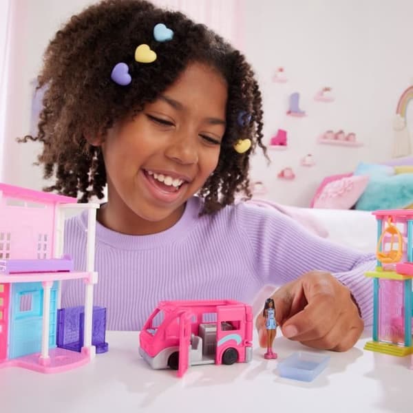 Barbie-docka och fordon Mini BarbieLand-sortiment HYF38