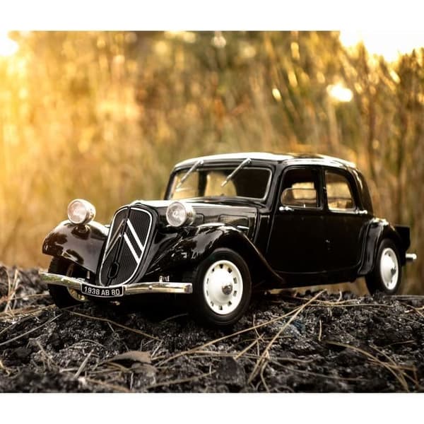 Samlarbil SOLIDO - Citroën Traction 11 Cv Blach 1937 - Vit - 1/18:e i metall