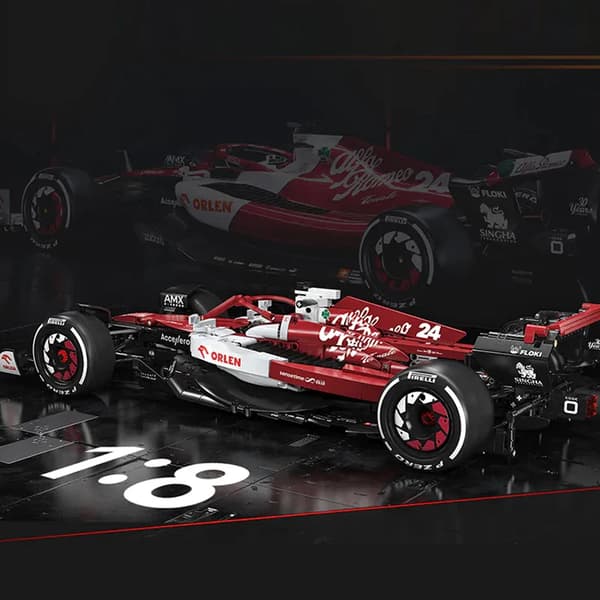 Teknisk racingbilmodell, detaljerad motordesign, funktionellt fjädringssystem,med instruktion