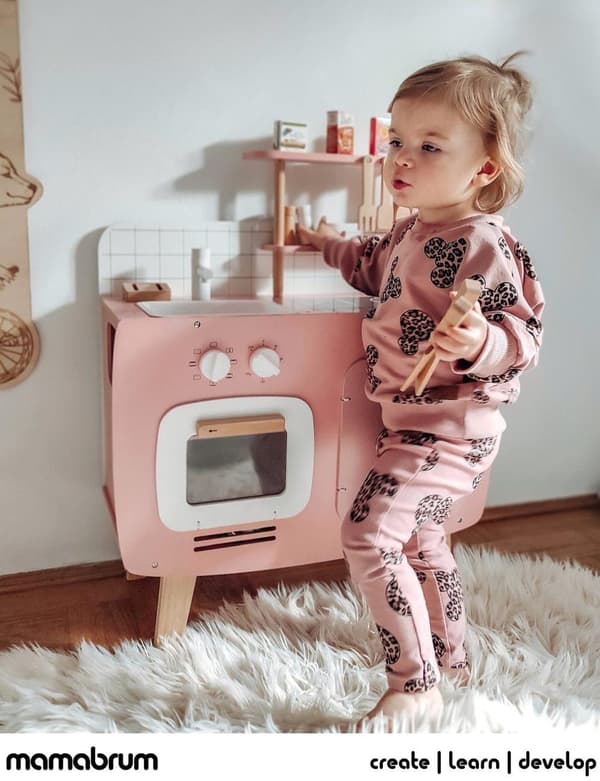 Mamabrum Trækøkken til børn, retro stil legetøj med forklæde, gryder og tilbehør, legekøkken, børnekøkken, pastelrosa