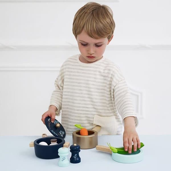 Set med målade träkastruller - Toy Van - Mått 32x63 cm - Träleksak