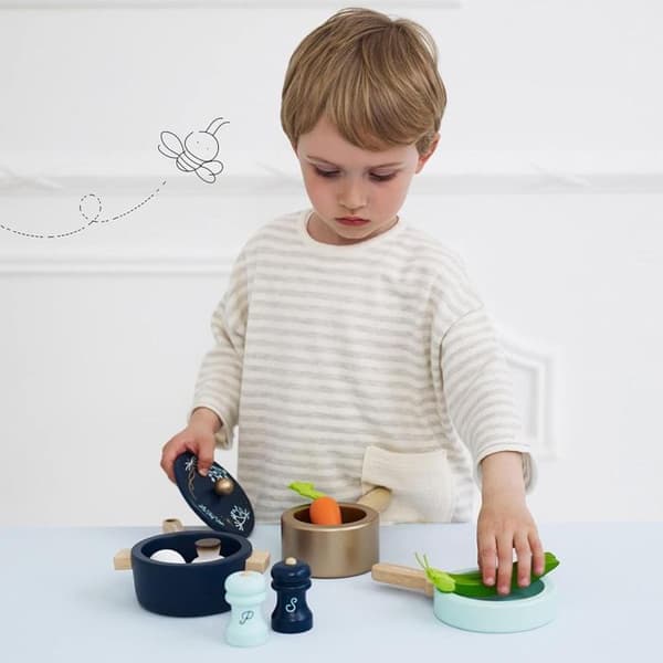 Set med målade träkastruller - Toy Van - Mått 32x63 cm - Träleksak