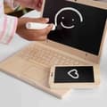 Miniatyrbillede 2 af 6: FISHER-PRICE Hjemmekontorsæt i træ, 9 dele med bærbar computer og telefon i træ HXV11
